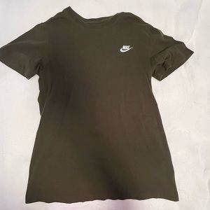 green nike shirt